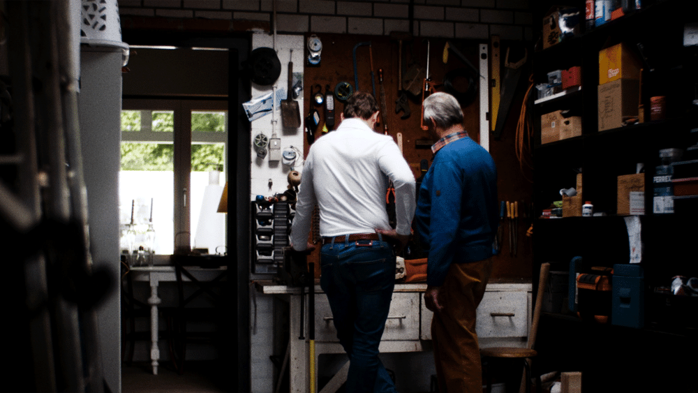 Twee mannen die samen iets bekijken in de garage/schuur